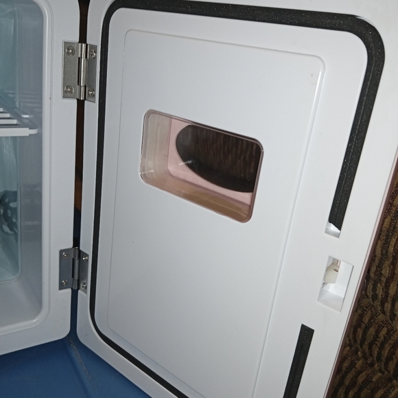 Retro pink Frigidaire mini cooler - Picture 6 of 6